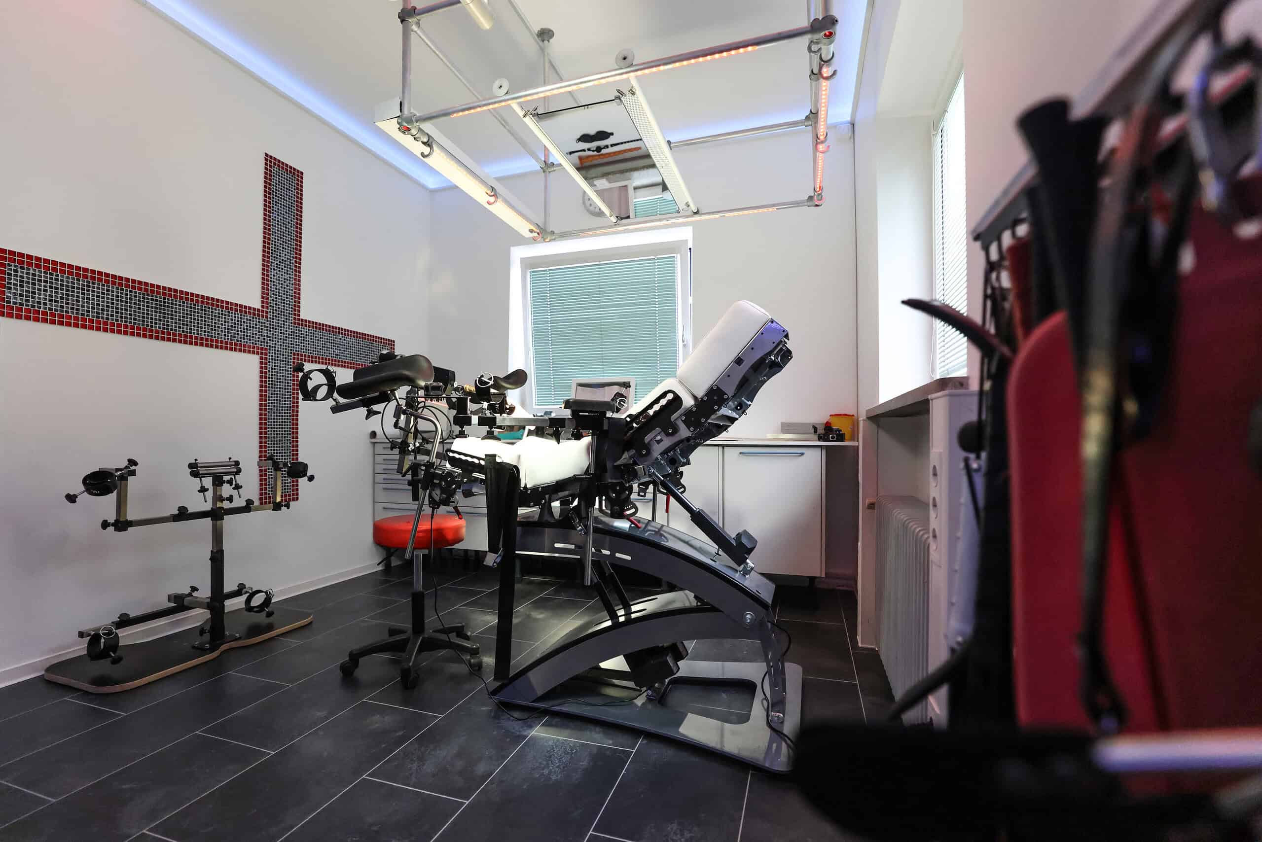 Mittelgroßer BDSM-Raum im Studio 60 in München mit Spezialausrüstung und komfortabler Atmosphäre.