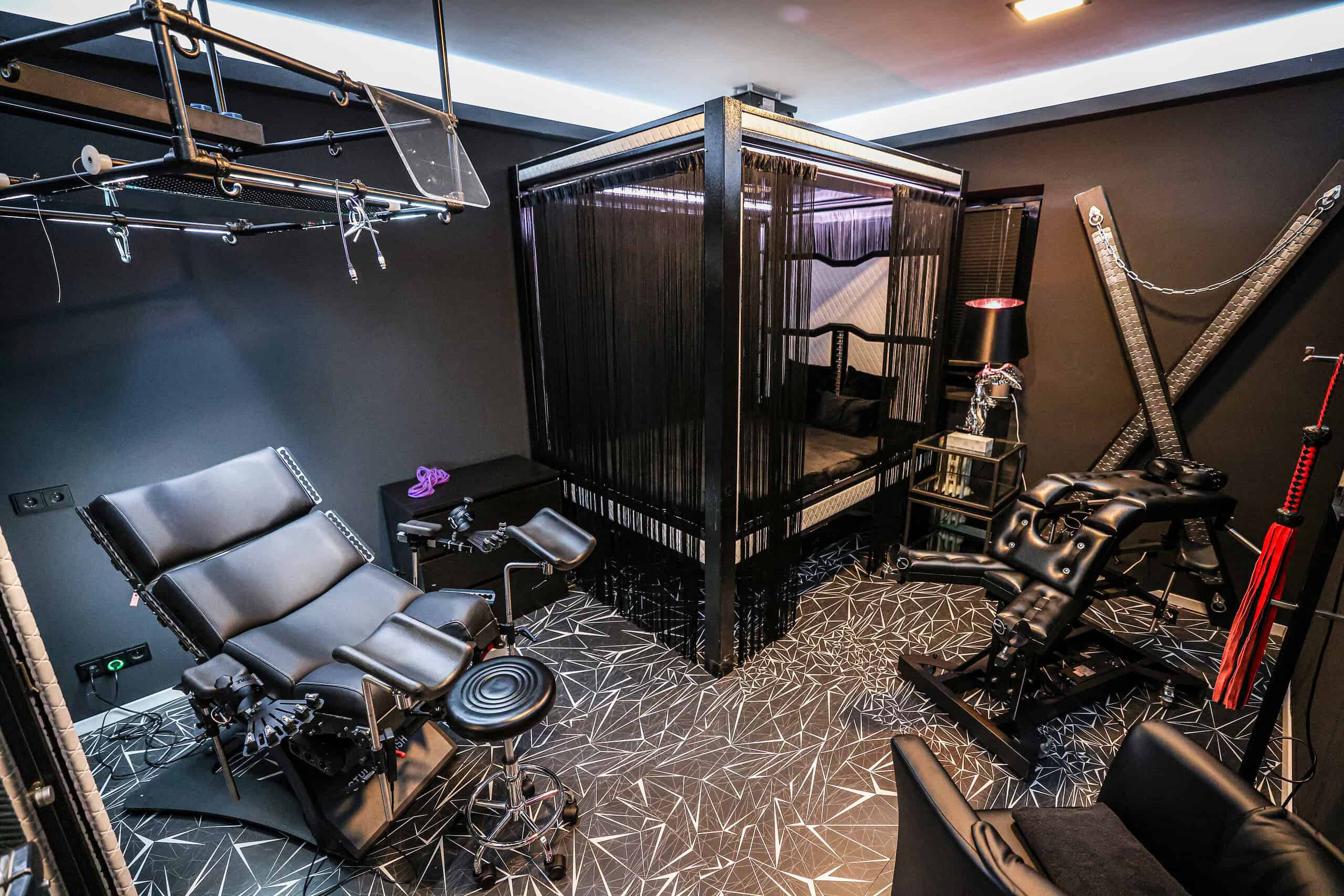 Hochwertiges BDSM Hotel Zimmer mit Bondage-Area und Erotikmöbeln in München. Diskrete, stilvolle Atmosphäre im Studio 60.