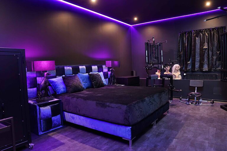 Helles, stilvolles BDSM-Studio in München mit moderner Ausstattung und exklusivem Ambiente.