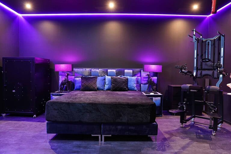 Hochwertiges BDSM Hotel München mit stilvoller Beleuchtung.