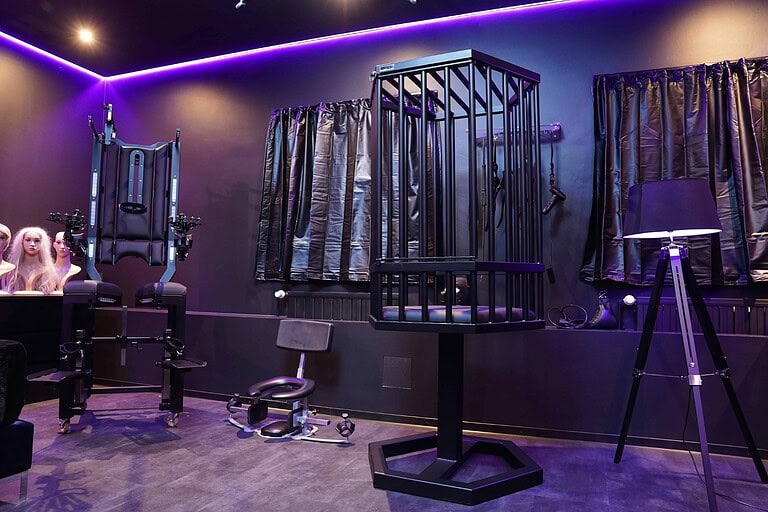 Hochwertige BDSM-Ausstattung im Studio 60 München mit Dusche, Käfig und Spank-Tisch. Perfekt für erotische Fantasien und Dominanz.
