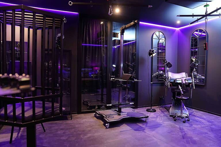 Hochwertiger BDSM Raum mit modernen Requisiten im Studio 60 in München. Perfekt für unvergessliche Dominanz- und Submissionsmomente.