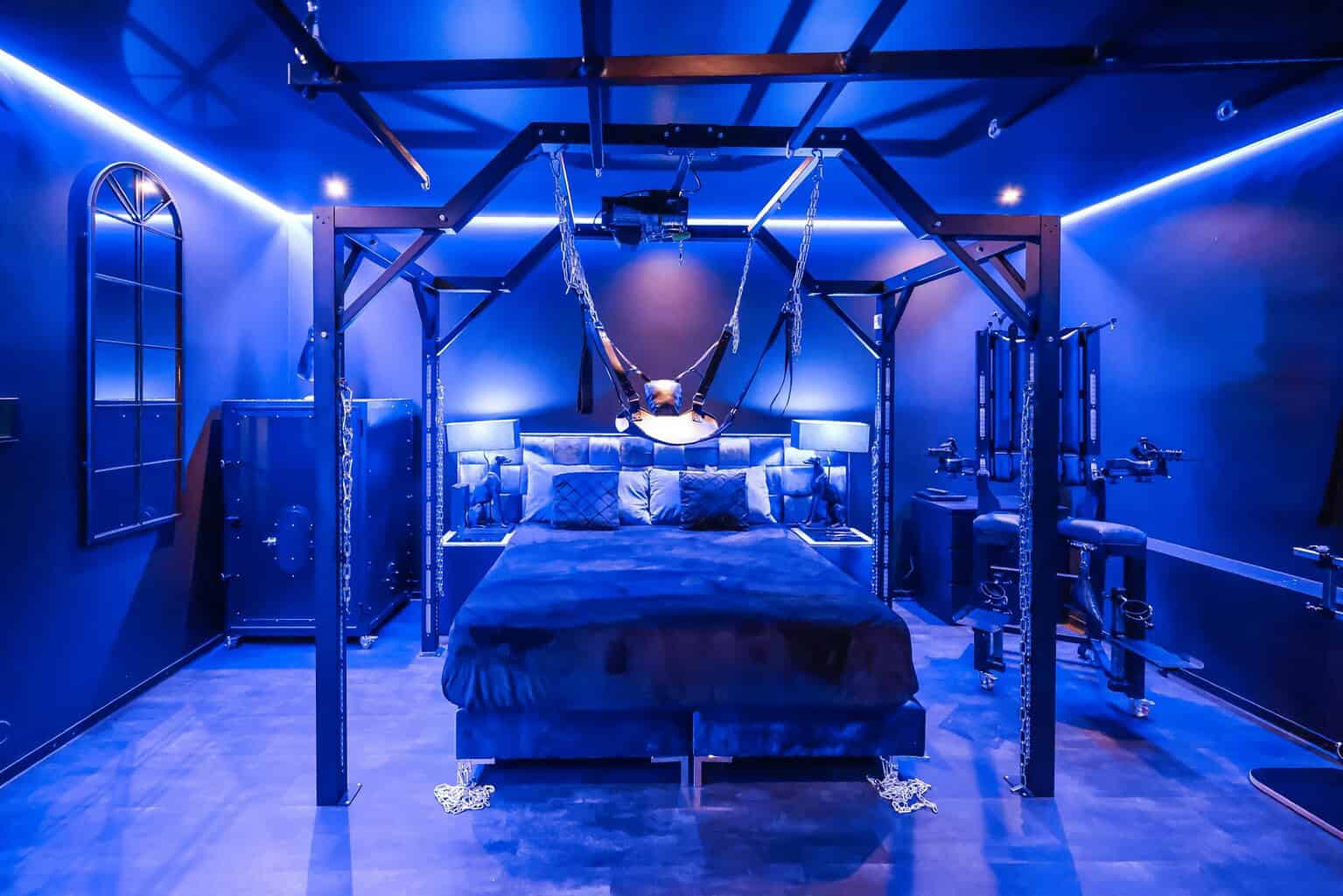 Helles BDSM Hotel mit Spezialausstattung, edel gestaltet für intime Leidenschaft.