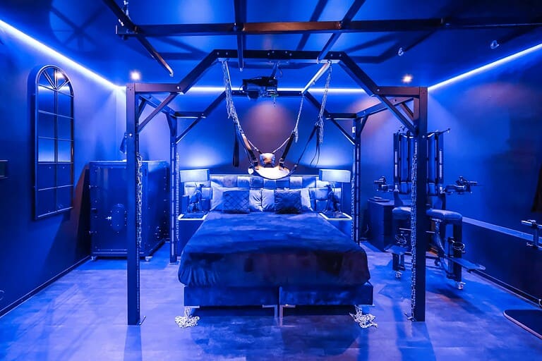 Helles BDSM Hotel mit Spezialausstattung, edel gestaltet für intime Leidenschaft.
