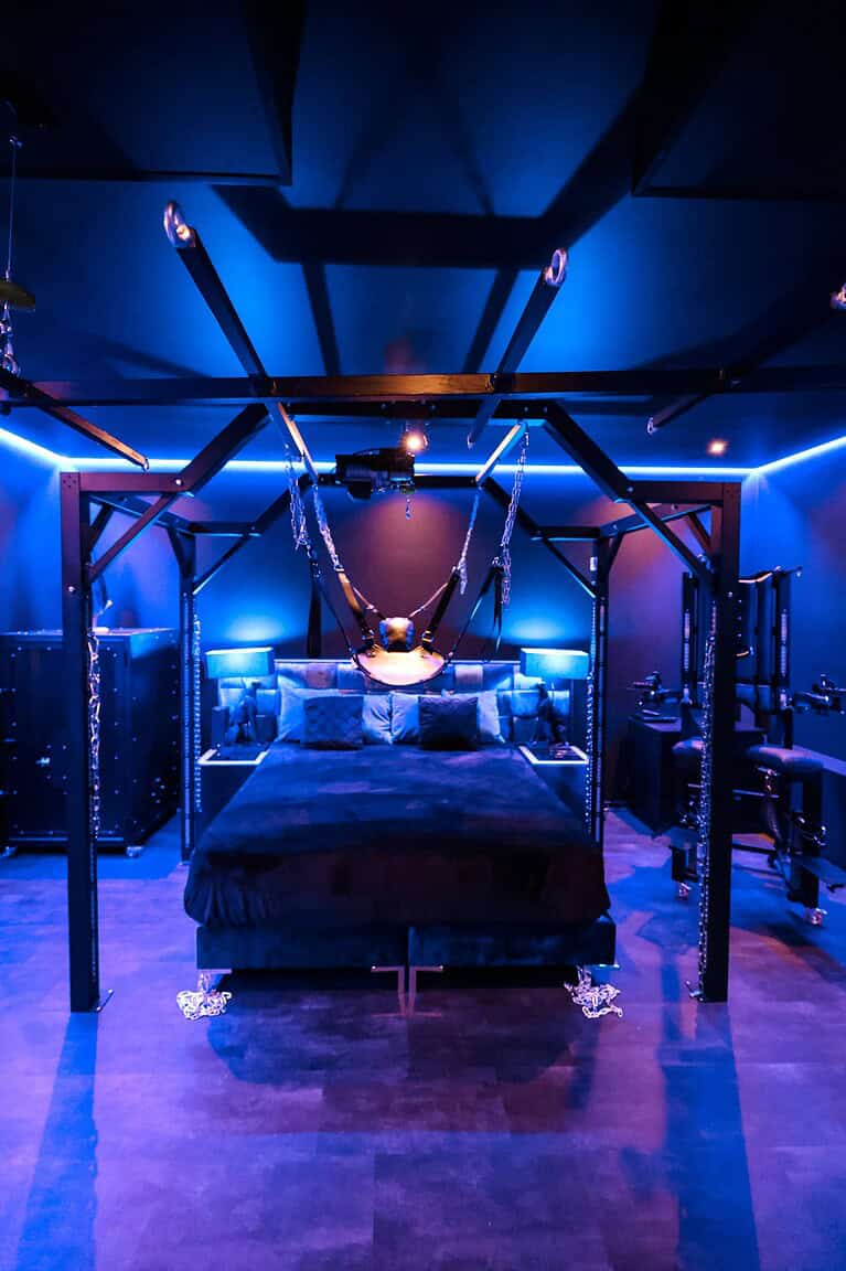 Alt: BDSM Studio im Hotel München mit originellem, dunklen Design und spezieller Erotik-Ausstattung.