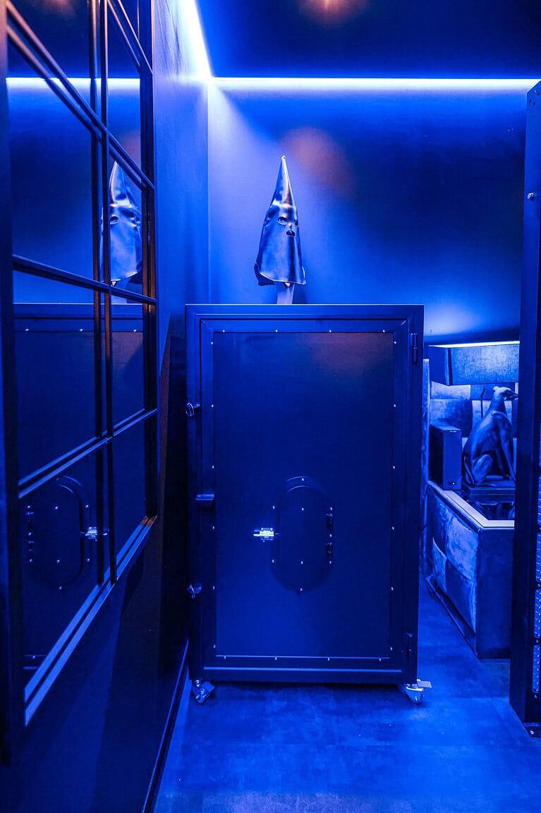 Hochwertiges BDSM-Studio in München mit spezieller Ausrüstung und dunklem Ambiente.