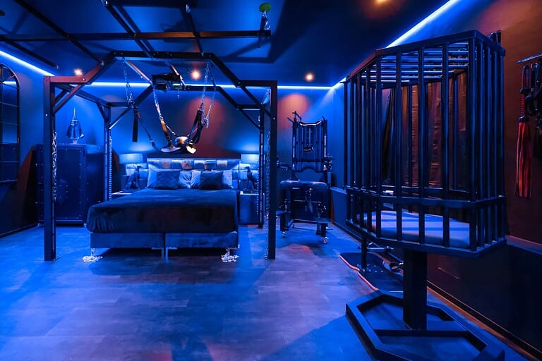 Hochwertiges BDSM- und Fetischzimmer in München mit Schwarzlicht und Spezialausstattung.