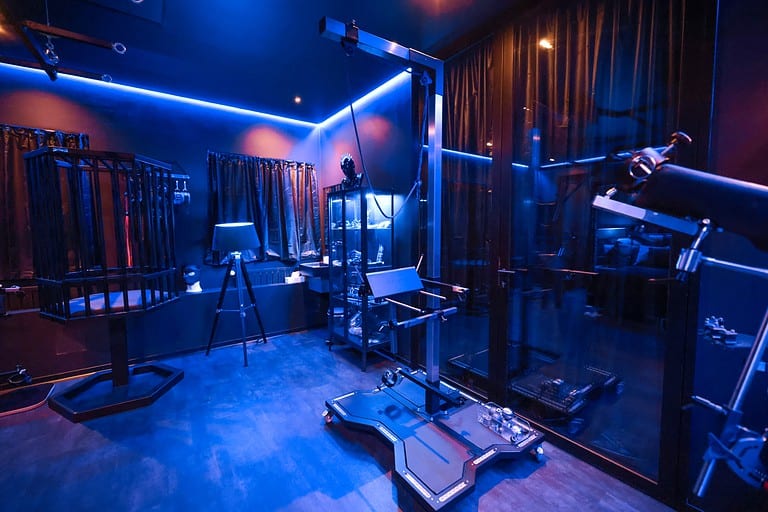 Exklusives BDSM-Studio in München mit edler Ausstattung und sicheren Bondage-Tools. Perfekt für intensive Fantasien.