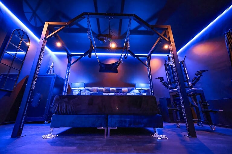 Exklusiver BDSM-Raum im Studio 60 München, ideal für intensive Fetisch- und Bondage-Erlebnisse.