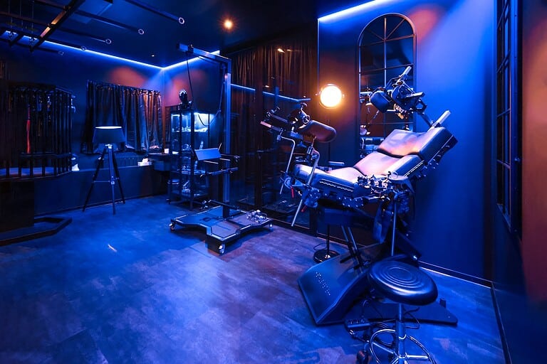 Hochwertiges BDSM-Studio in München mit professionellen Geräten für sinnliche Fantasien.