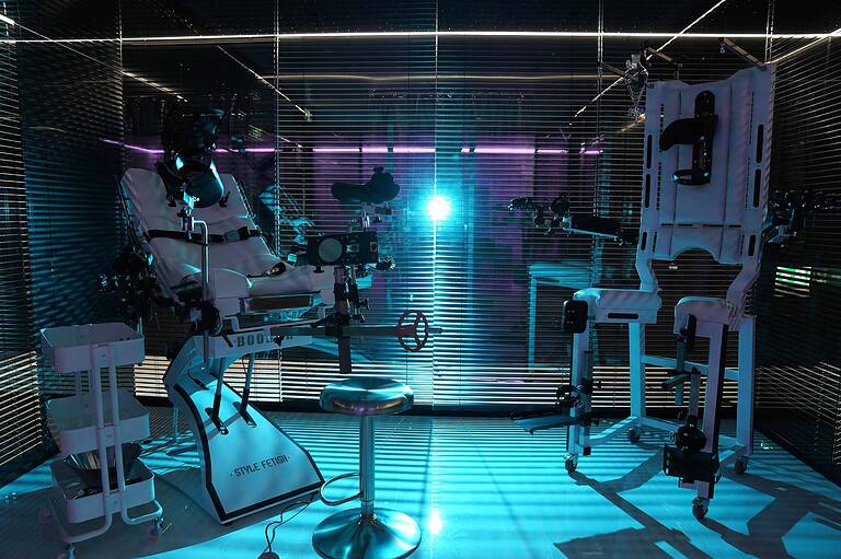 Klinikraum für BDSM in München mit spezialisierten Geräten und moderner Atmosphäre.