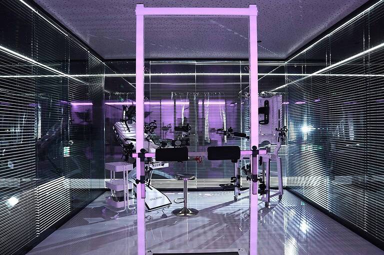 Helles, modern ausgestattetes BDSM-Studio mit vielfältigen Trainings- und Spielmöglichkeiten in München.
