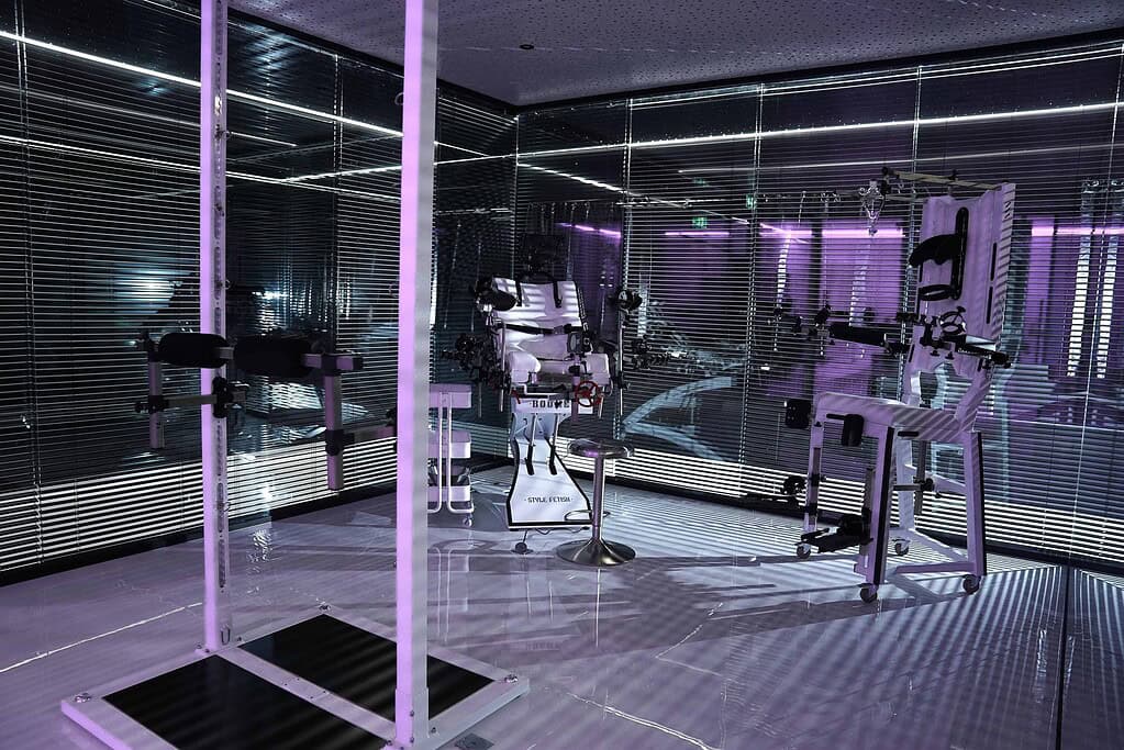 Hochmodernes BDSM-Studio in München mit Spezialausrüstung und stimmungsvoller Beleuchtung.