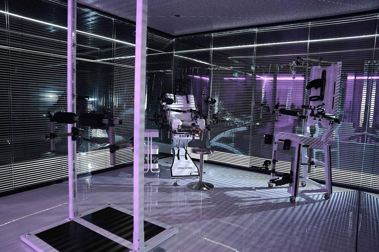 Hochmodernes BDSM-Studio in München mit Spezialausrüstung und stimmungsvoller Beleuchtung.