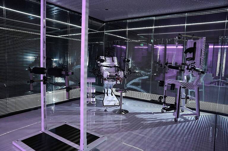 Hochmodernes BDSM-Studio in München mit Spezialausrüstung und stimmungsvoller Beleuchtung.
