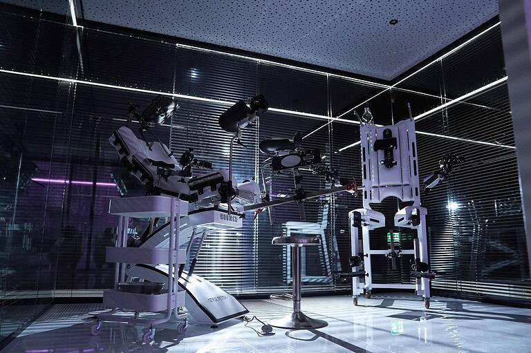 Hochmodernes BDSM-Equipment im Studio 60 München, ideal für exklusive fantasievolle Spiele.