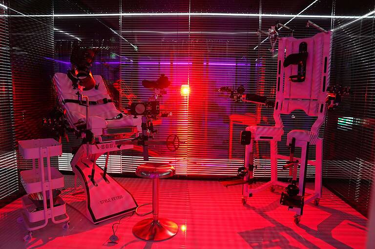 Modernes BDSM-Studio München mit professioneller Ausrüstung für anspruchsvolle Fetisch- und Spielarten.