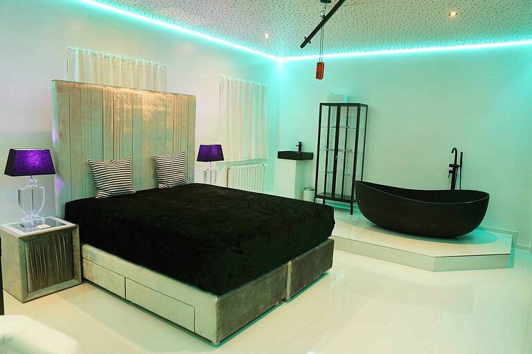 Moderne Studio mit Badewanne und Diskrete Atmosphäre.