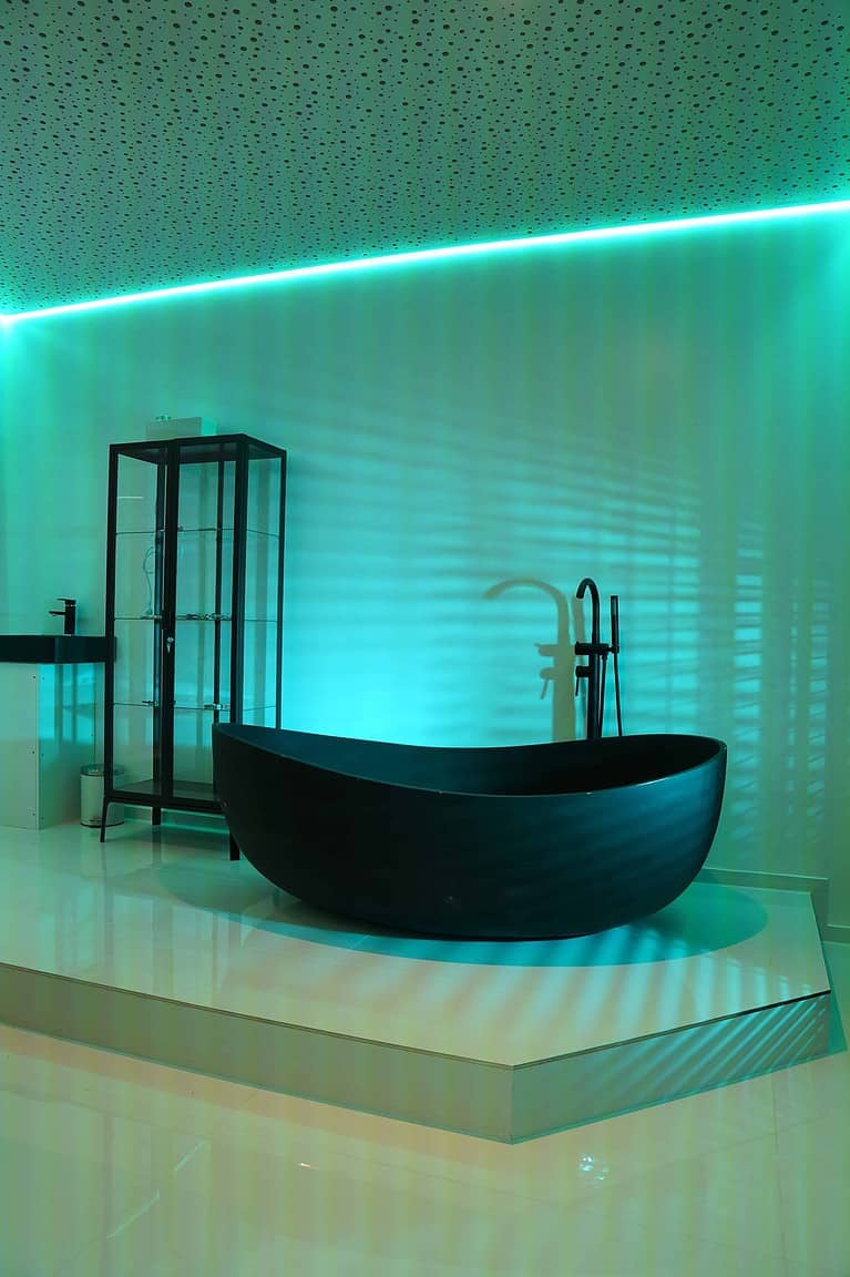 High-End BDSM Hotel München mit stilvollem Badbereich.