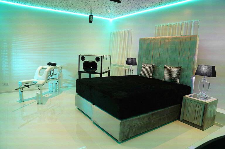 Hochwertiges BDSM Hotel München mit stilvollem Schlafzimmer. Perfekt für erotische Abenteuer und besondere Erfahrungen.