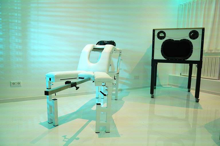 Hochwertige BDSM Ausstattung im Studio 60 in München, inklusive Bondage Möbel und Werkzeuge für intensive Fantasien.