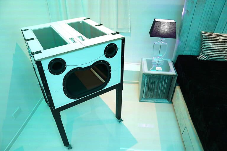 Hochwertiger BDSM-Spielzeugkäfig im Studio 60 BDSM Hotel München. Perfekt für intensive Dominanz- und Unterwerfungsszenarien.