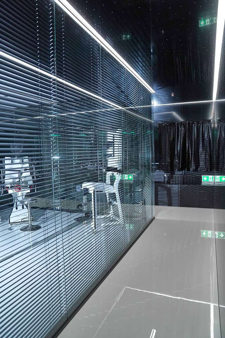 Hochsicherer BDSM Raum mit Spiegel, Beleuchtung & stilvollem Design, perfekt für Diskretion und professionelle Sessions.