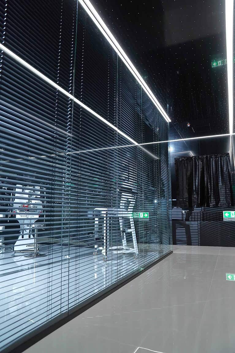 Moderne, stilvolle Studiovorbereitung im BDSM Hotel München mit exklusivem Ambiente.