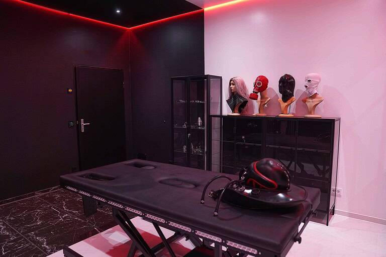 Hintergrund mit BDSM-Ausrüstung und BDSM-Kopfhüte.