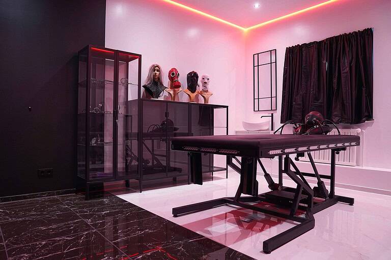 BDSM Studio München mit modernen Equipment und Masken, ideal für erotische Fantasien und BDSM Erlebnisse.