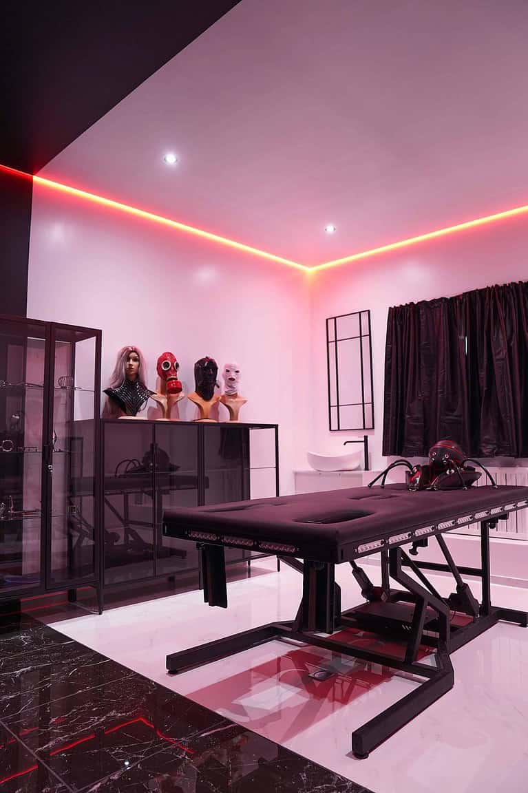 Hochwertiges BDSM Studio in München mit vibrierender Atmosphäre.