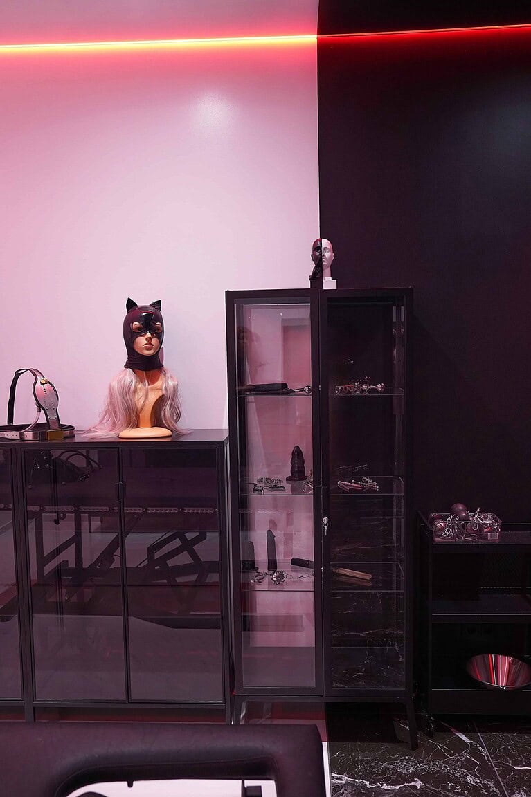 BDSM Hotel München, aufregende Erotik, maßgeschneiderte Szenarien, luxuriöse Ausstattung, Diskretion garantiert.