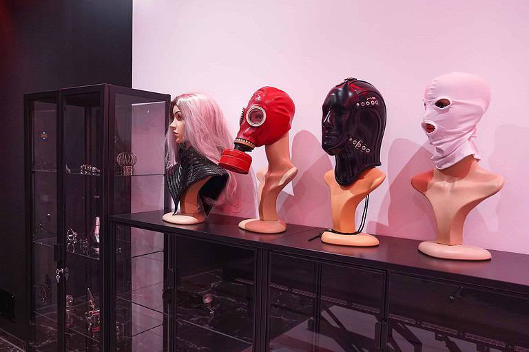 Masken und BDSM-Accessoires im Studio 60 München für spannende Rollenspiele und erotische Fantasien.