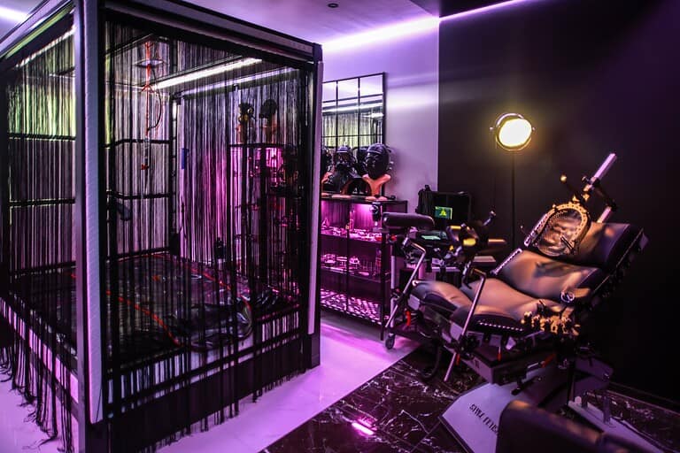 Hochwertiges BDSM-Studio München mit Laser, Fessel- und Lederzubehör in stilvoller Atmosphäre.