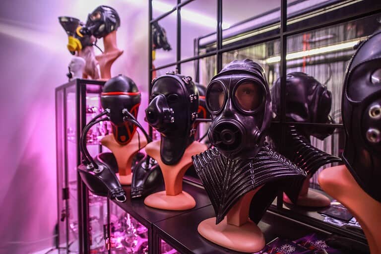Hochwertige BDSM-Masken im Studio 60 BDSM Hotel München. Perfektes Equipment für Fetisch- und Bondage-Enthusiasten.