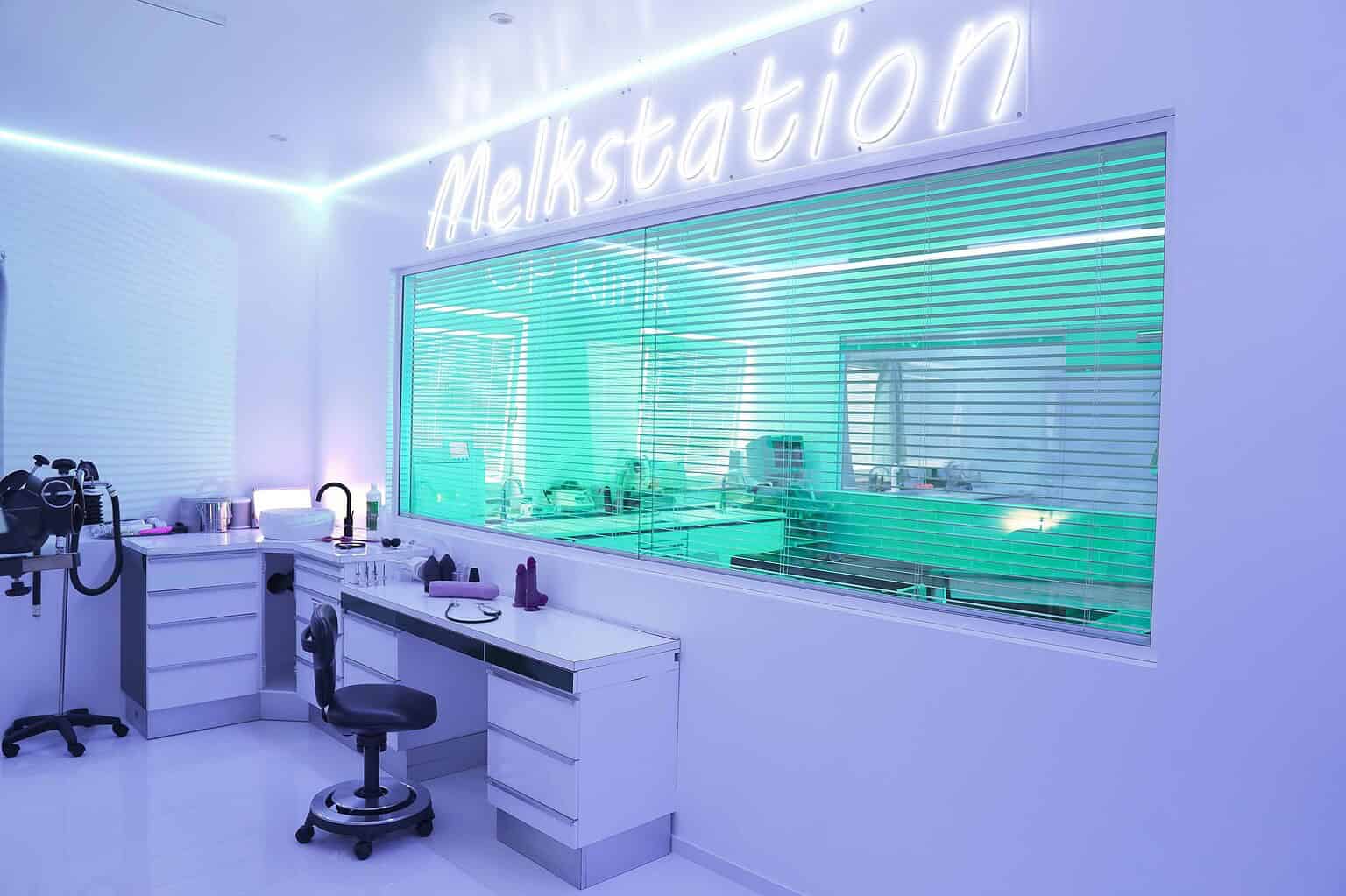 Helle, moderne BDSM Studio, München mit speziellen Requisiten und Beleuchtung.