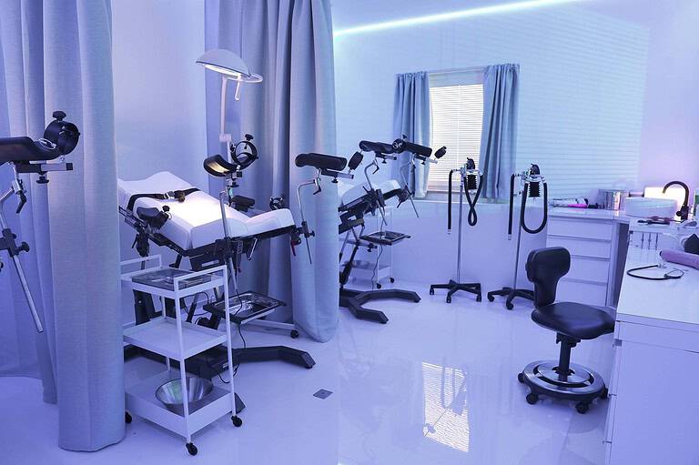 Helles BDSM Studio in München mit modernem Equipment und diskretem Ambiente für erotische Spielarten.