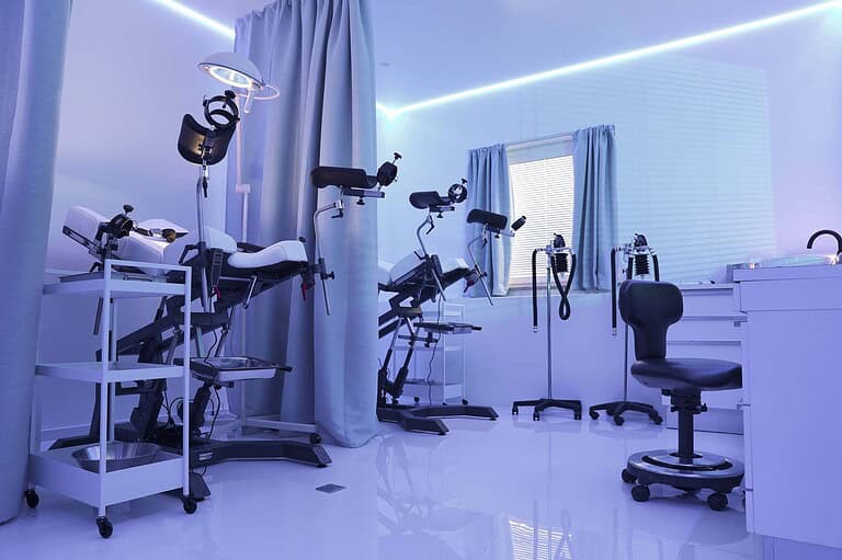 Moderne BDSM-Studioszene in München mit speziellen Geräten.