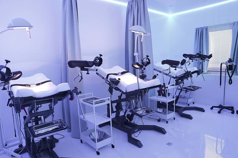 Modernes BDSM-Studio in München mit professionellen Geräten und stilvoller Atmosphäre.