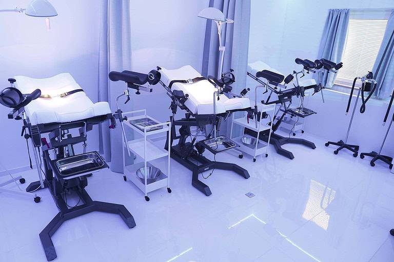 Hochwertige BDSM-Ausrüstung im Studio 60 in München, ideal für professionelle und private BDSM-Praktiken.