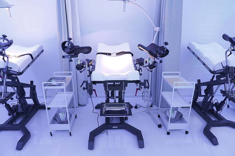 Moderne BDSM-Ausstattung im Studio 60 München, geeignet für intensive Szenarien.