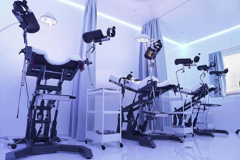 Hochwertige BDSM-Therapie-Betten in München.