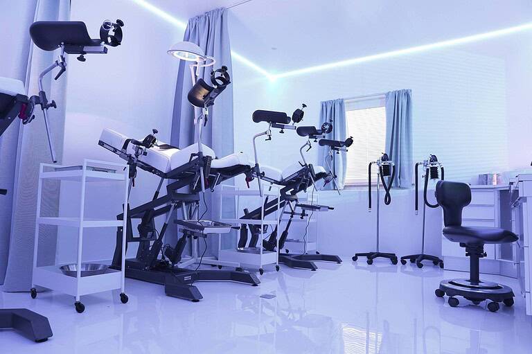 BDSM Studio München, luxuriöser BDSM Raum, Bondage, Fetisch, erotische Spiele, vertrauensvolle Atmosphäre.