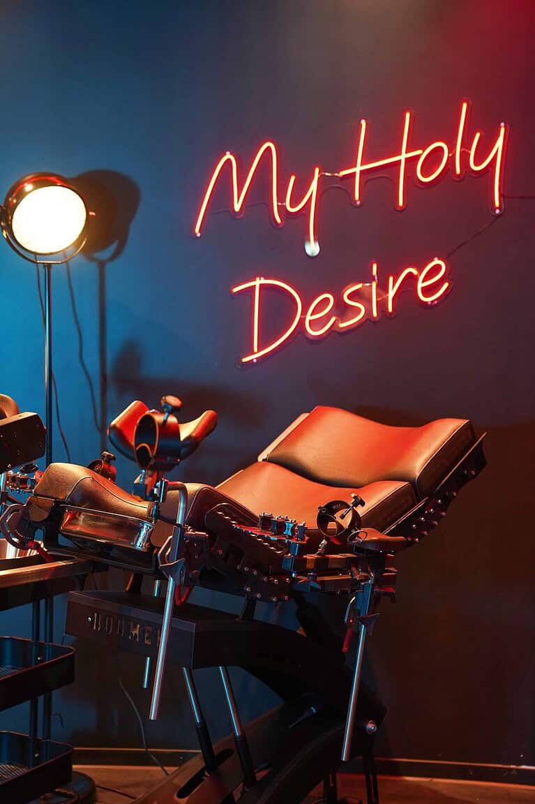 BDSM Studio in München mit Thematik "My Holy Desire" und professionellem Equipment für BDSM Enthusiasten.