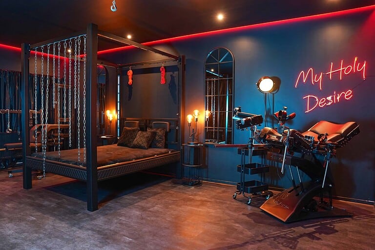 Hochmodernes BDSM Studio in München mit luxuriöser Einrichtung und BDSM-Ausrüstung. Perfekt für unvergessliche intensive Momente.