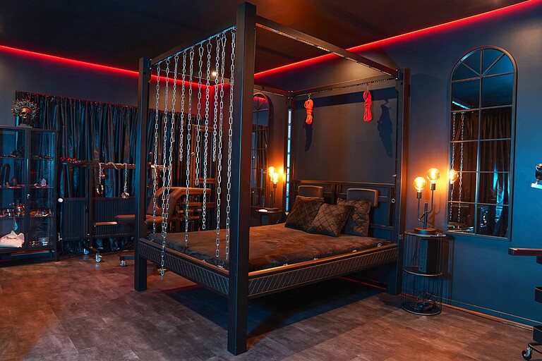 Luxus BDSM Studio in München für erotische Fantasien.