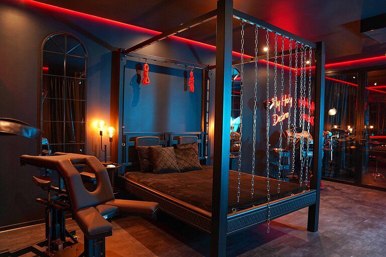 Eleganter BDSM Raum mit Chain-Elementen im Studio München, ideal für erotische Spiele und BDSM Aktivitäten.