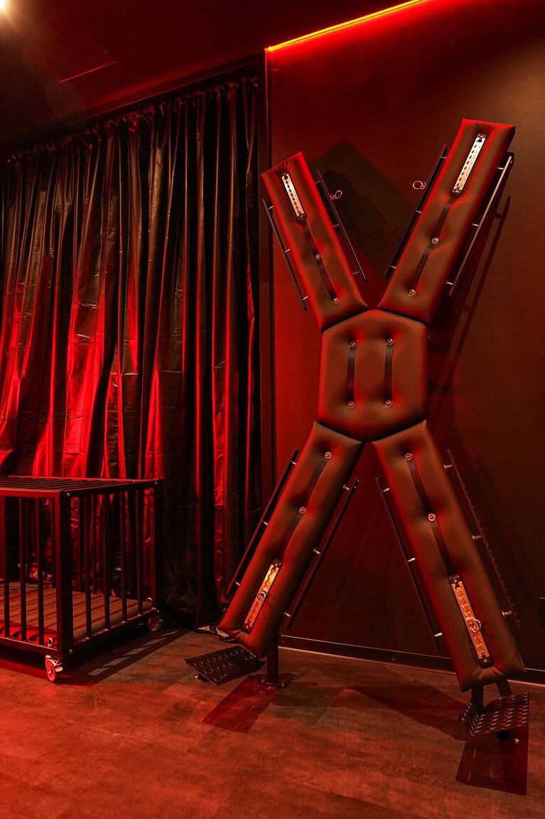 Hochwertiges BDSM Spielzeug und Equipment im Studio 60, München, stilvoll und diskret.