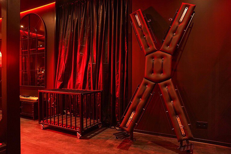 Schwarz-rote BDSM-Ausstattung im Studio 60 in München, ideal für erotische Fesselspiele.