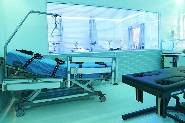 Hochwertiger BDSM-Spielraum mit Krankenhaus-Ästhetik in München.
